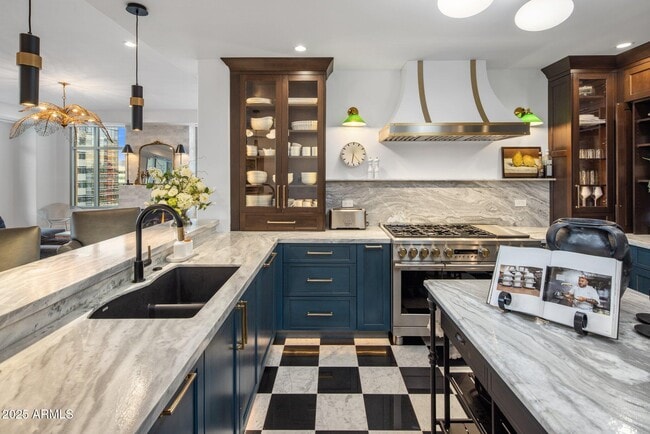 Building Photo - 2211 E Camelback Rd