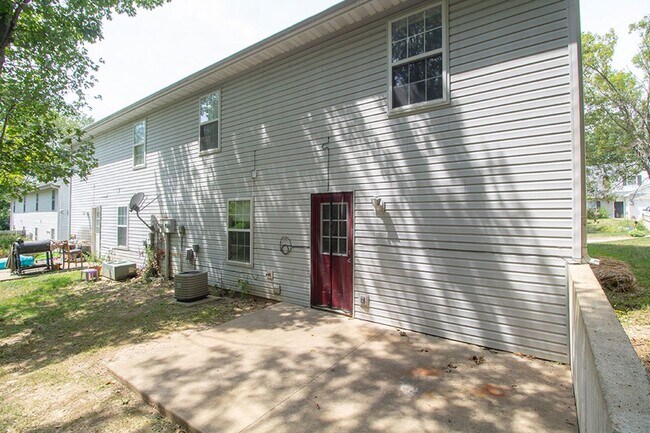 Building Photo - 5567-5569 Pinehurst Ln.