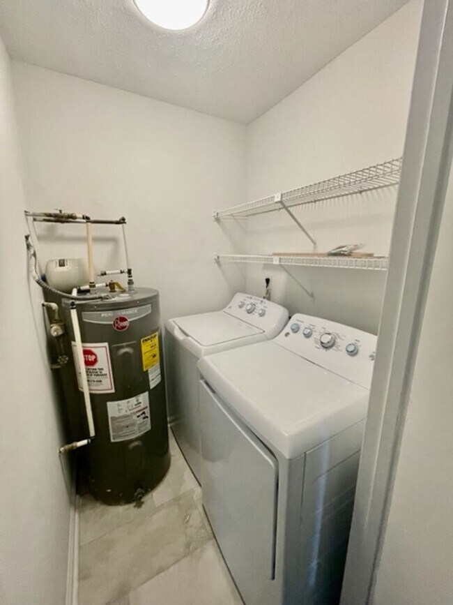 Building Photo - Must see this adorable 2 Bedroom, 2 bath condo on the 2nd floor in the RoseCroft community