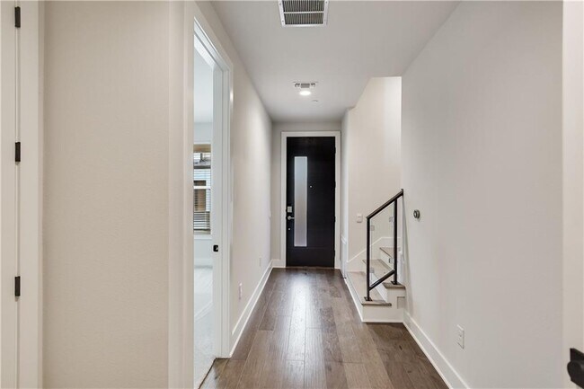 Building Photo - 3905 Vantage Dr