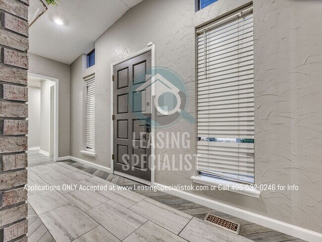 Building Photo - Warr Acres 3 Bed 2 Bath Home with a Pool!!