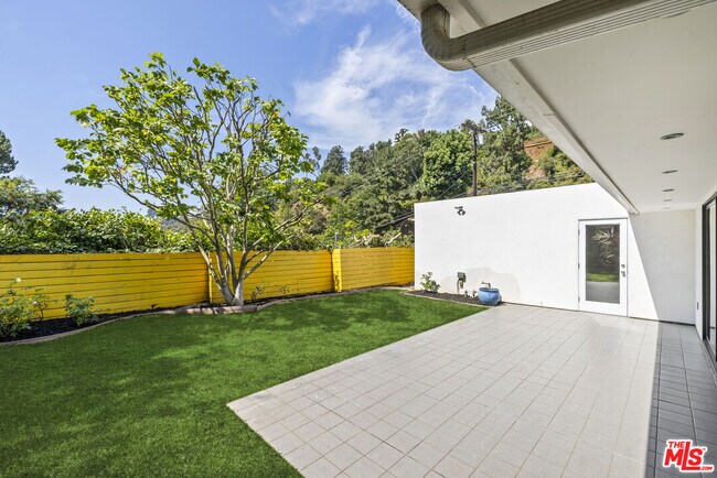 Building Photo - 2100 Roscomare Rd