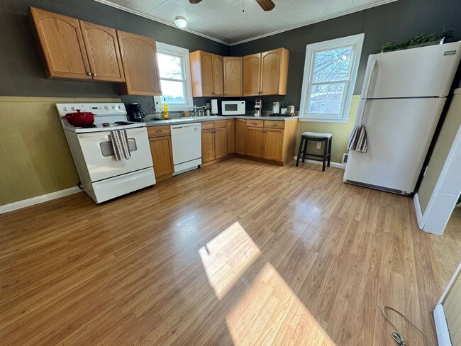 Building Photo - 2 bed, 1 bath home for rent in Readlyn, available immediately