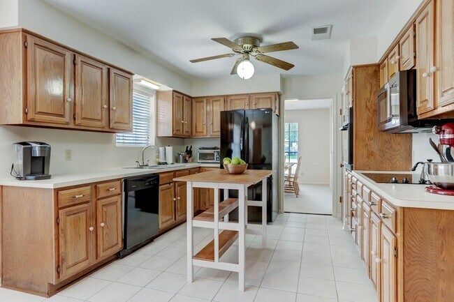 Building Photo - Spacious home on 1/3 of an acre w/ BONUS F...