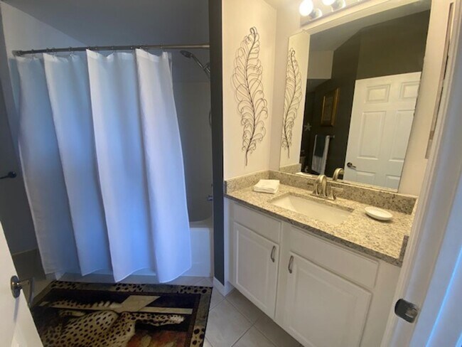 Building Photo - Furnished 2 bedroom 2 bathroom condo