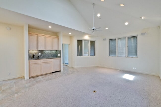 Building Photo - Large 3,767 sqft home on a 10,000 sqft lot- 2 bed located on 1st floor w/ separate entrance - Top...