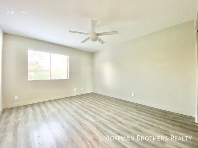 Building Photo - 1537 N Kenmore Ave