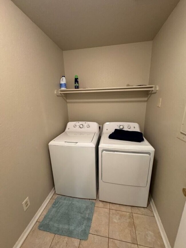 Building Photo - 3-bedroom Condo in Quail Springs area, fully furnished! You only pay Electric and Internet!