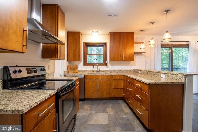 Building Photo - 6277 Occoquan Forest Dr