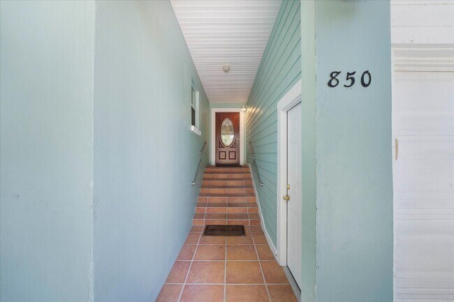 Building Photo - 850 NE Ixora Dr