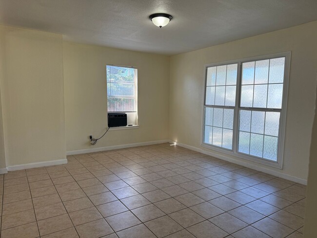 Building Photo - 410 Dorie St