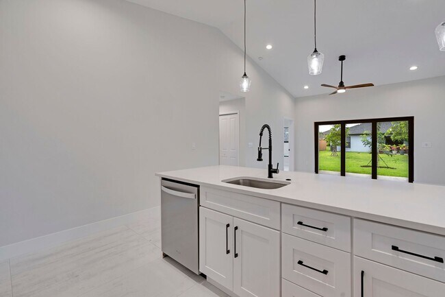 Building Photo - 2023 Duplex All tiled - 3 Bedroom Plus Den/2 Bath & 2 car Garage