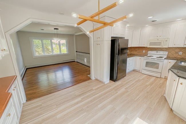 Building Photo - Stunning Renovated 4-Bedroom Home with Gor...