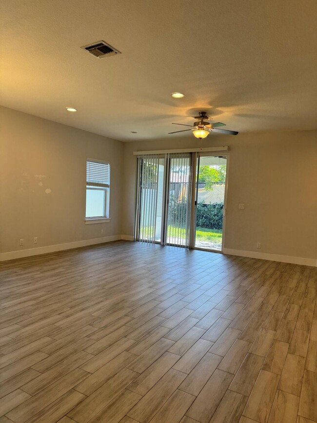 Building Photo - 370 Reigle Ave