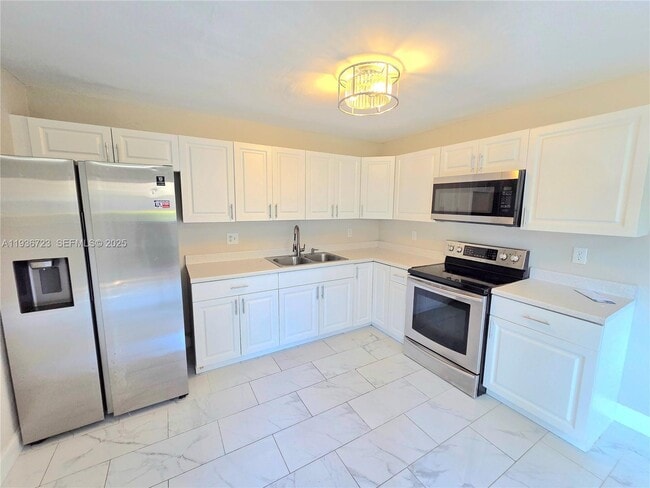 Building Photo - 121 San Remo Blvd