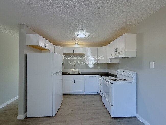 Building Photo - Bright East Portland 3 Bed Apartment Home with Two-Level Layout and Assigned Parking