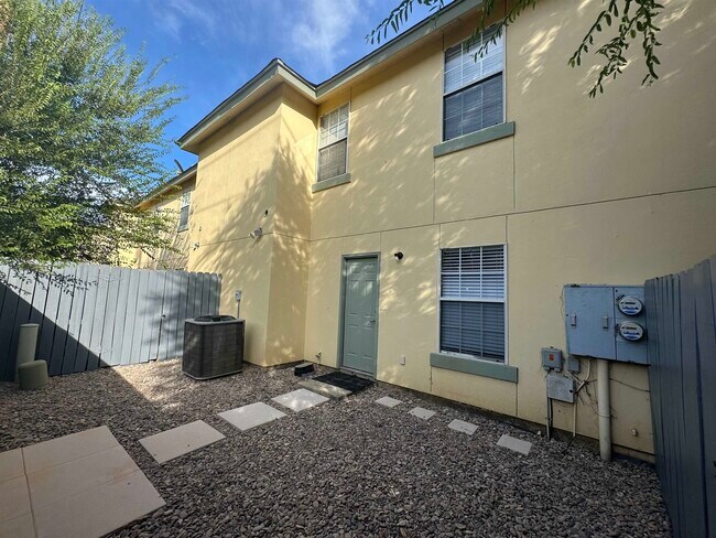Building Photo - 1000 Ranchway Dr