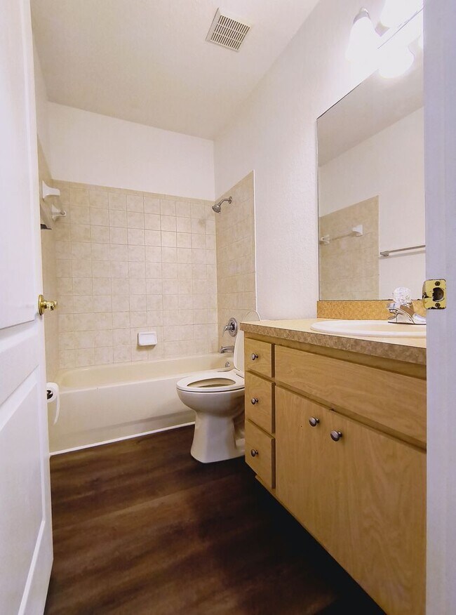 Building Photo - Beautiful 3 Bedroom 2 Bathroom Bungalow in...