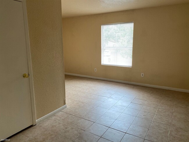 Building Photo - 2 br, 1 bath 4plex - 1524 Pine Ridge Dr Apt B