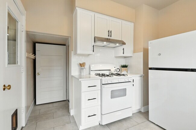Building Photo - 423 NE 55th Ave