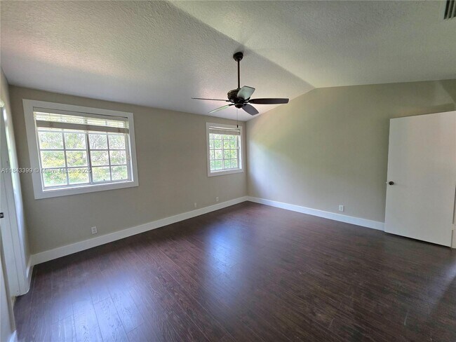 Building Photo - 584 Cambridge Dr