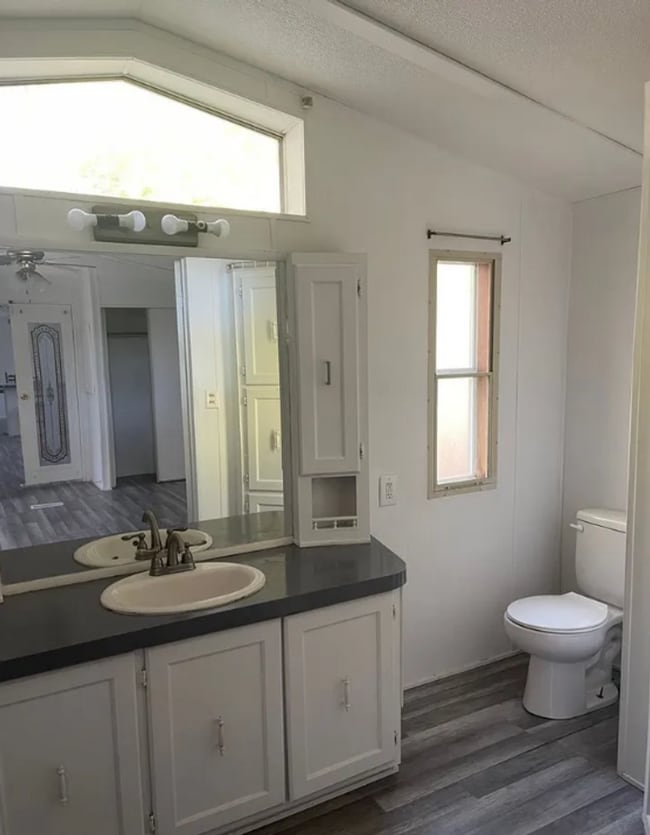 Building Photo - Modern 2 Bed 2 Bath Move-In Ready