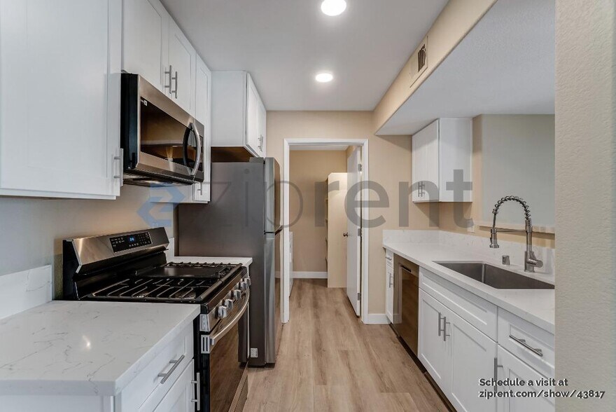Building Photo - 950 Seven Hills Dr