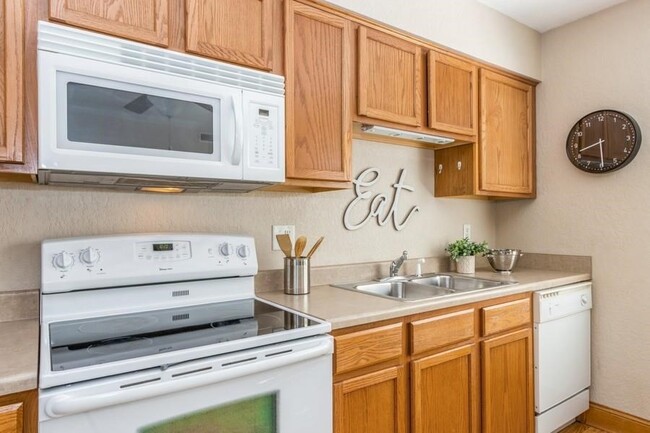 Building Photo - 300 Grandview Ct