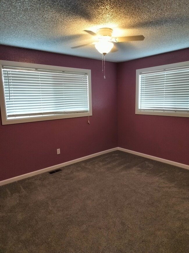 Building Photo - 130 NW Carrie Cir