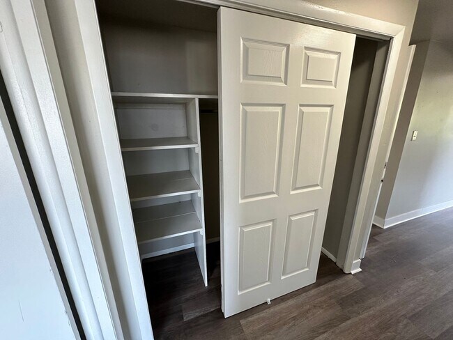 Building Photo - Move in ready 1 bedroom/1 bath in Edgewater! 2nd floor Unit!