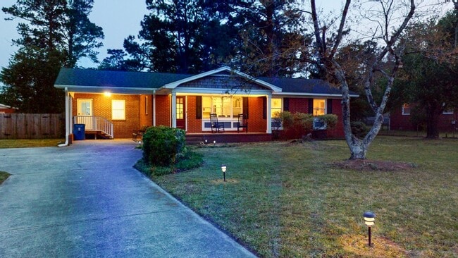 Building Photo - 110 Pinecliff Dr