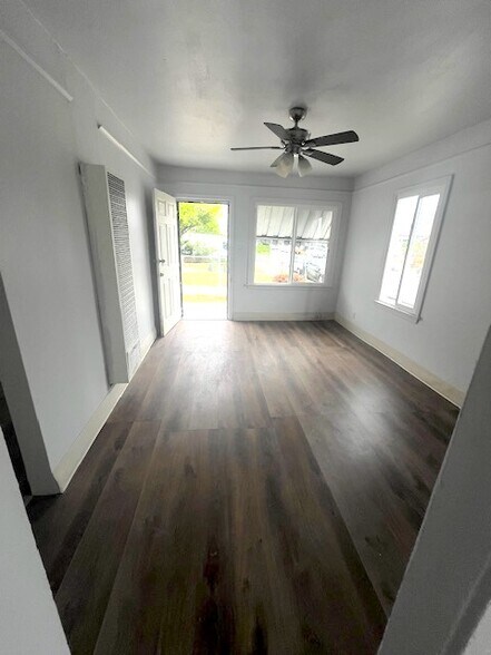 Building Photo - 214 W 57th St