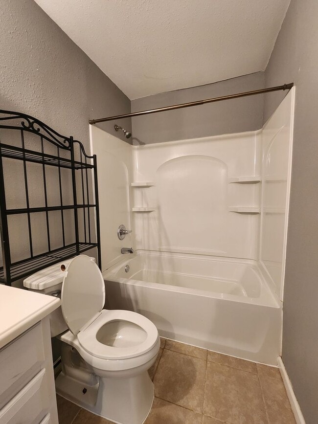 Building Photo - 3 Bedroom 1.5 Bath home in Shawnee!