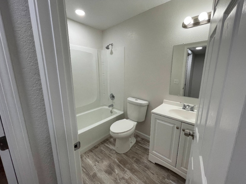 Building Photo - 140 W Upjohn Ave