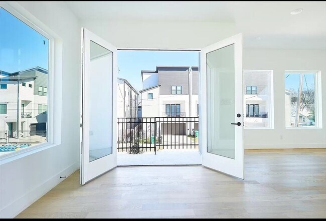 Building Photo - 2724 Rosalie St