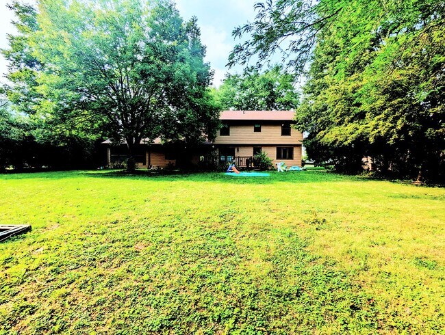 Building Photo - Four Bedroom Neenah House