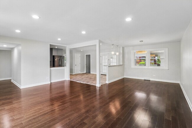 Building Photo - 840 W Arquilla Dr