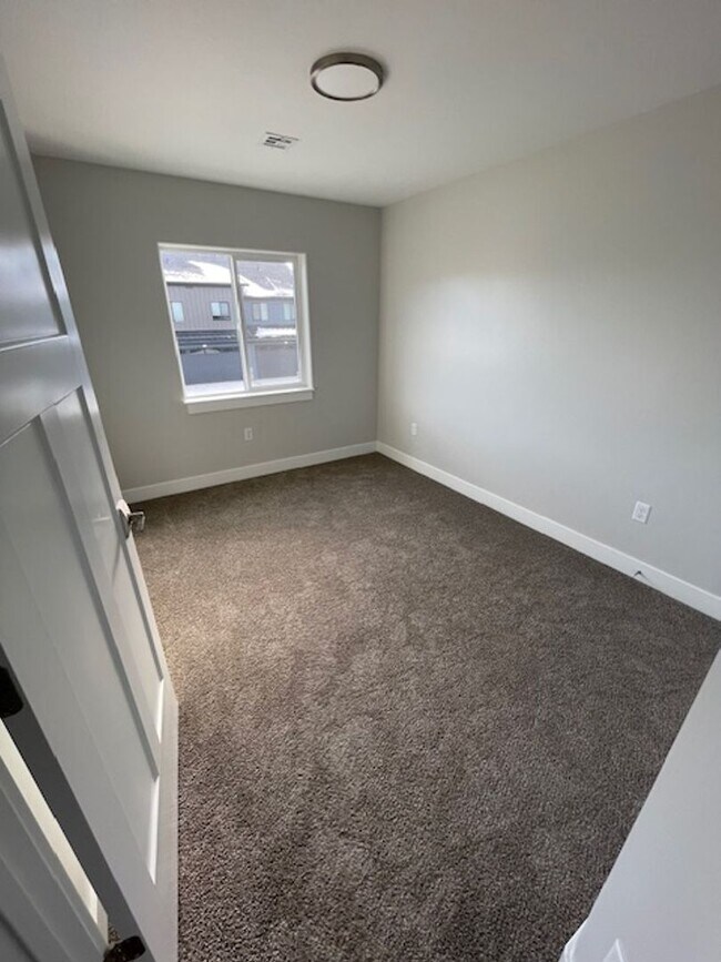 Building Photo - Modern Mountain Rtreat for Rent - Just Min...