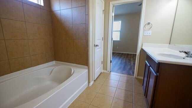 Building Photo - Spacious 5 Bedroom Home in Reserve at Westcreek