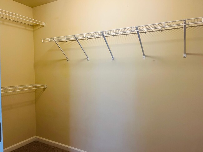 Building Photo - HOA community, swim/tennis, 2 bed, 2bath, ...