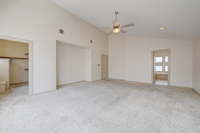 Building Photo - 5315 Lillian St