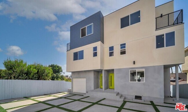 Building Photo - 227 S Park View St