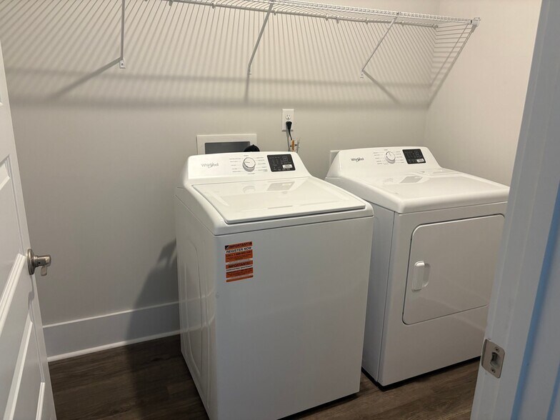 Building Photo - 5093 Roundhead Dr