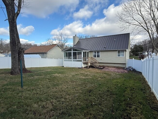 Building Photo - Beautiful Home behind ETSU and 5 minute drive to VAMC