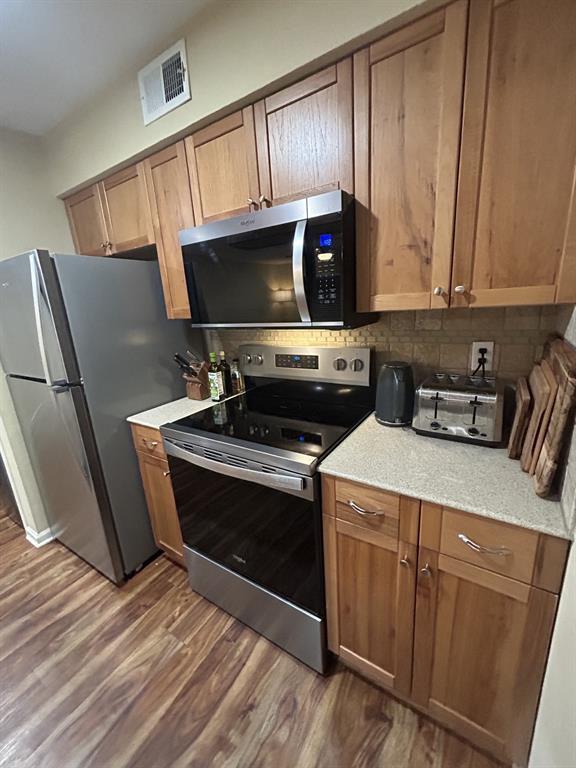 Building Photo - 1818 S Lakeshore Blvd