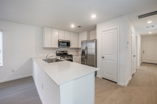 Building Photo - 919 Pertuso Ln