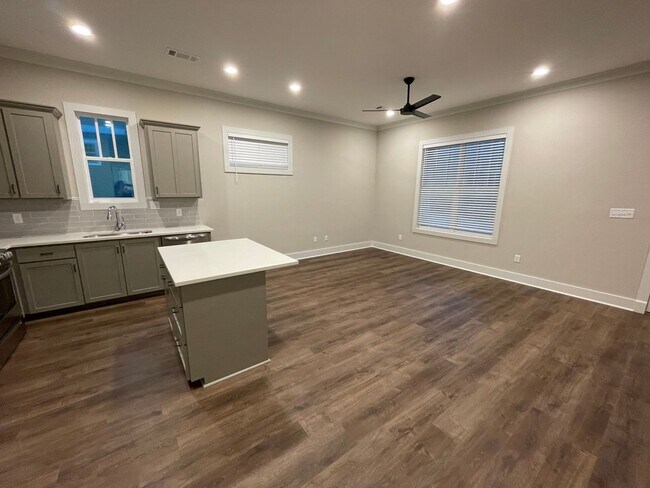 Building Photo - Savannah Square - 3BR/3BA For Rent