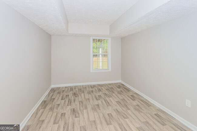 Building Photo - 220 Creekside Cir