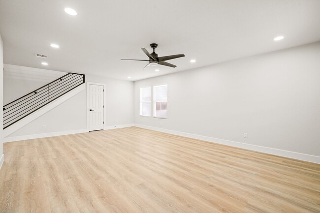 Building Photo - BEAUTIFUL 4 BEDROOM PROPERTY LOCATED IN BU...