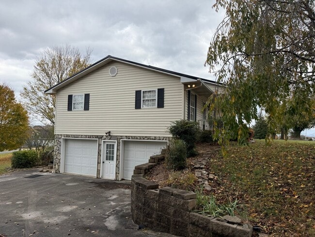 Building Photo - 3 Bedroom 2 Bathroom Fully Furnished Home ...